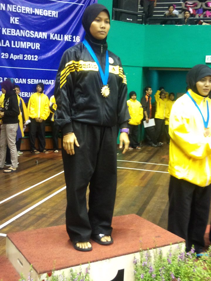 Penchak Silat - Kak Miza médaille d'or de Silat olahraga