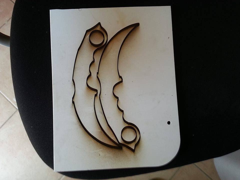 Fabrication d'un Kerambit - Dessiner le modèle du Kerambit sur un support à découper