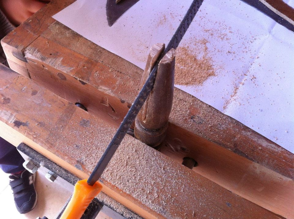 Fabrication d'un Sabit en bois - Fendre les manches dans la longueur