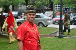 Hari Melayu Sedunia2015 - Cikgu Halim en tenue traditionnelle