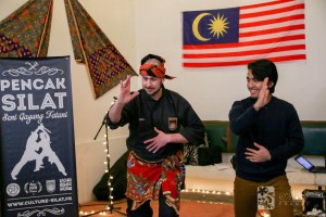 Culture Silat & MASAF - Cikgu Jérôme enseigne les rudiments du Silat à un membre de MASAF