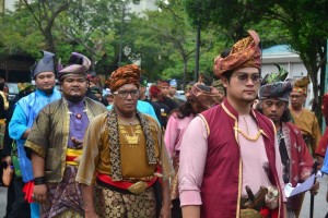 Hari Melayu Sedunia 2015 - Des malais en tenue traditionnelle
