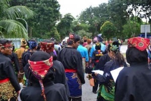 Hari Melayu Sedunia 2015 - Cortège avec les pesilat KCH