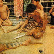 le silat - tatoueur dayak en train de tatouer