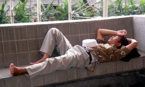 Kuala Lumpur - Repos sur un banc publique - Culture-Silat