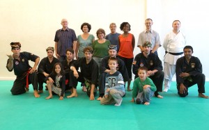 Penchak Silat - Photo de groupe après la démonstration de Pencak Silat Seni Gayung Fatani