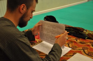 Pencak Silat - Seni Gayung Fatani - Cikgu Audy prépare les feuilles d'examens