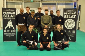 Pencak Silat - Seni Gayung Fatani - Photo de groupe avec les ceintures blanches