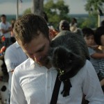 Audran Le Guillou donne à manger aux singes à Kuala Selangor en Malaisie