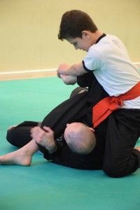 Stage de Pencak Silat traditionnel - Cikgu Jérôme en mauvaise posture