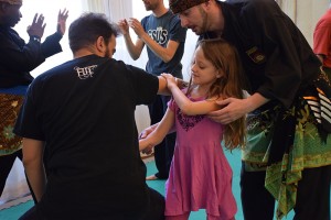 Même les enfants peuvent s'essayer au Silat