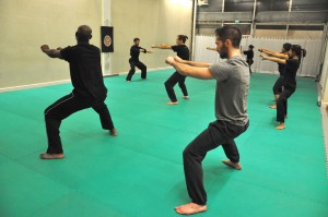 Cours de Pencak Silat - Seni Gayung Fatani - échauffement doigts