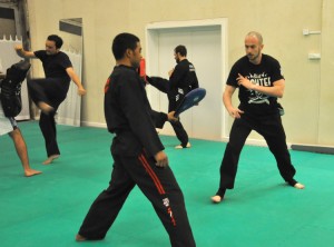 Cours de Pencak Silat - Seni Gayung Fatani - Exercices de frappes sur raquettes