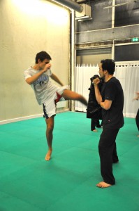 Cours de Pencak Silat - Seni Gayung Fatani - Frappes sur bouclier