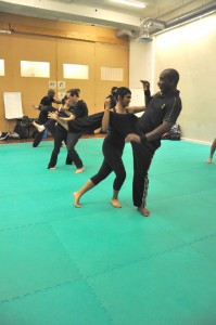 Cours de Pencak Silat - Seni Gayung Fatani - accrochage coup de pied