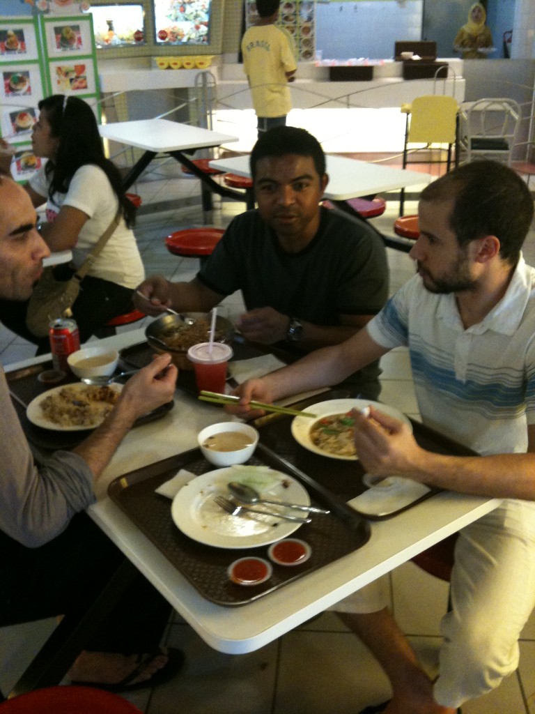 Penchak Silat - repas après le premier entraînement silat en malaisie