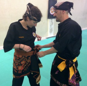 Pencak Silat - Arnaud donne un coup de main à Mathilde pour mettre sonSarong