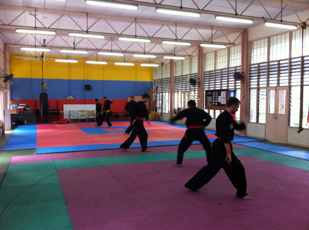 Penchak Silat - Entraînement langkah pencak silat seni gayung fatani