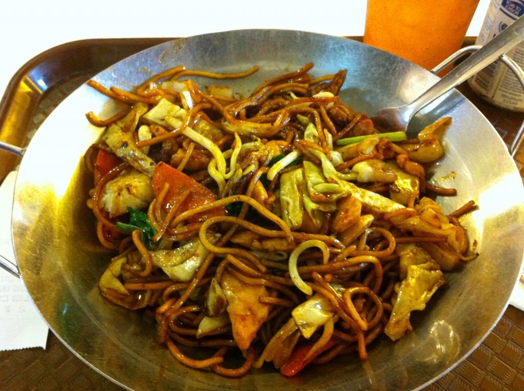 Cuisine traditionnelle malaisienne - mie goreng ayam