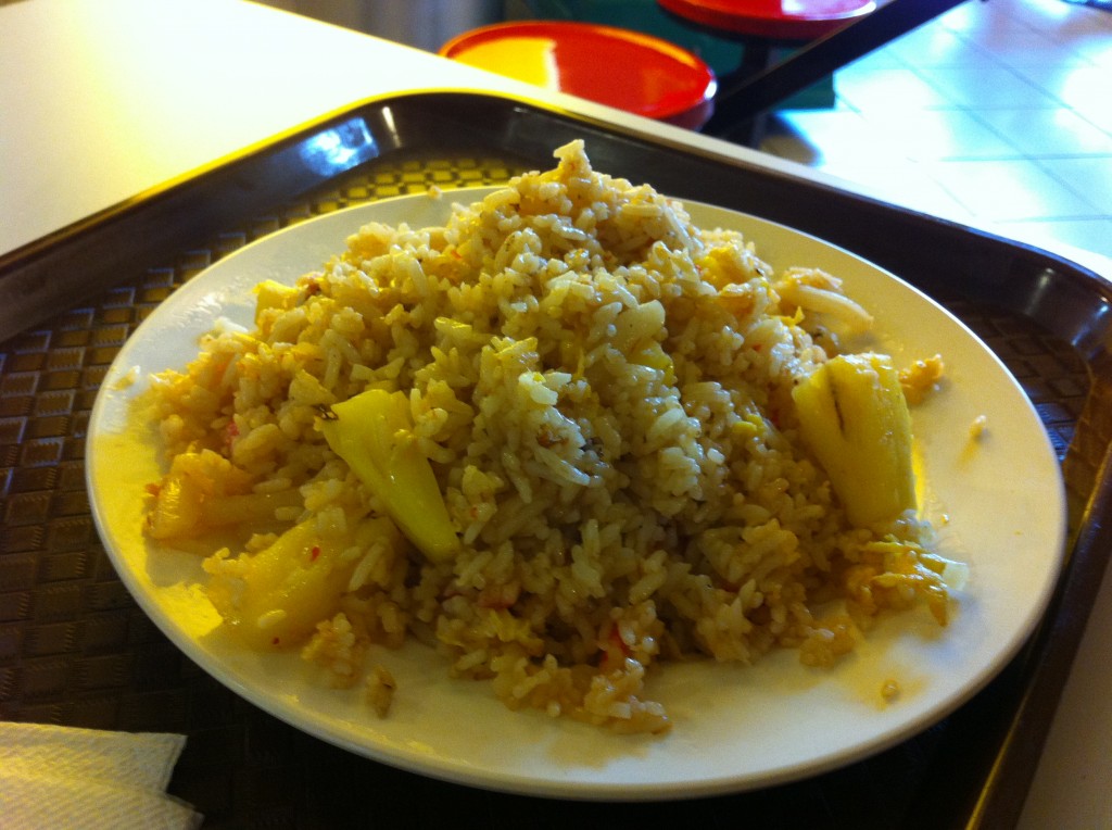 Riz frit avec de l'ananas et des calamars