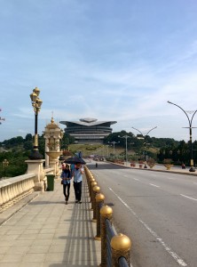 Sur un des ponts de Putrajaya