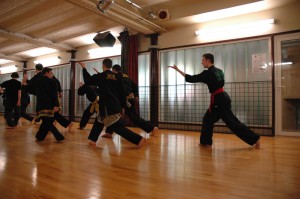 Penchak Silat - Lanka sur la salle parquet du Kajyn