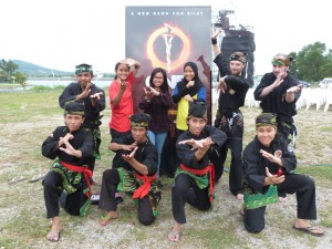 Photo de groupe avant la démo One Silat