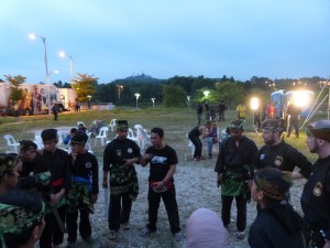 Briefing de Cikgu Halim avant la démo One Silat